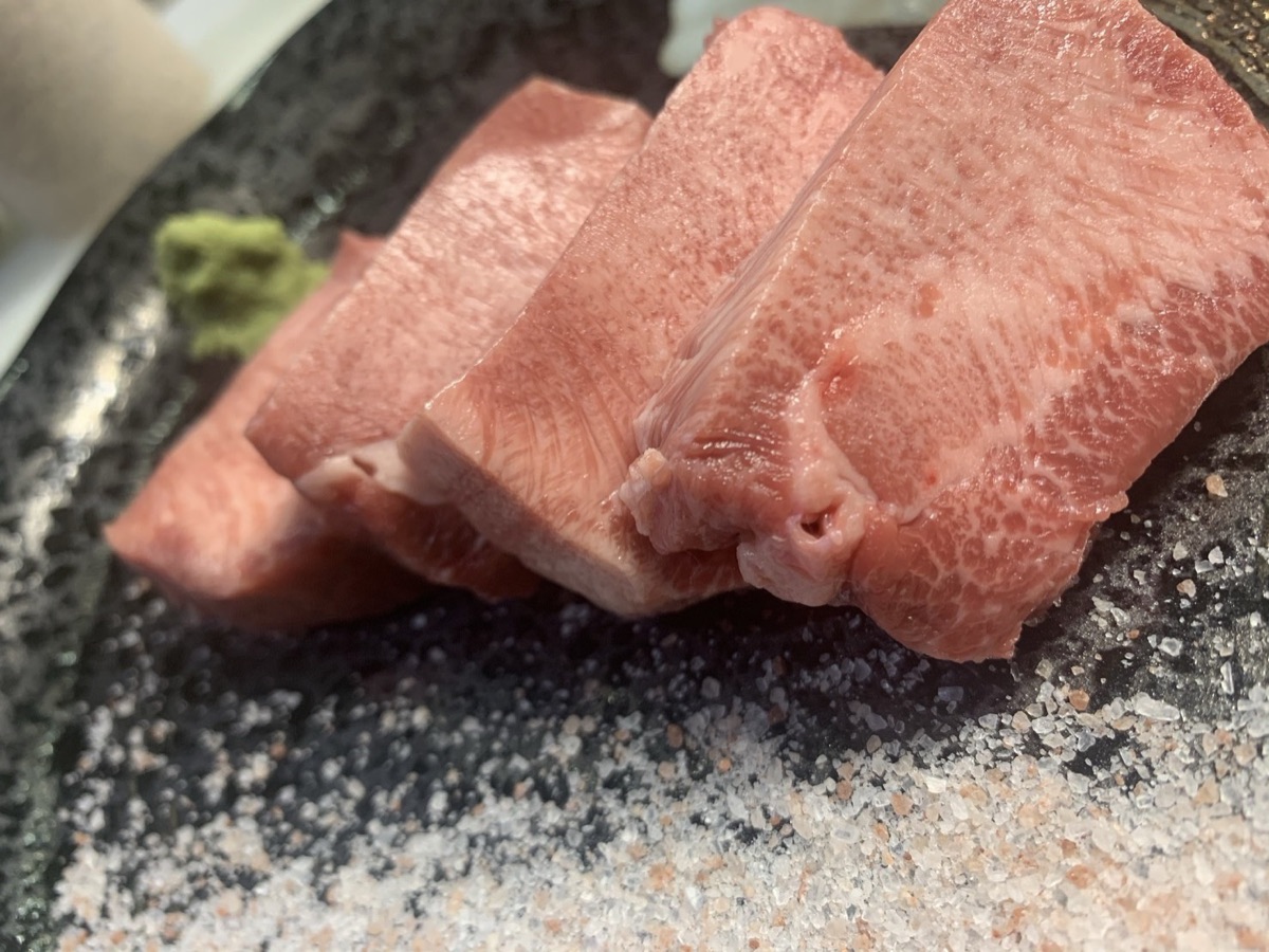 名物の厚タン。塩とわさびで、厚切りの牛タン